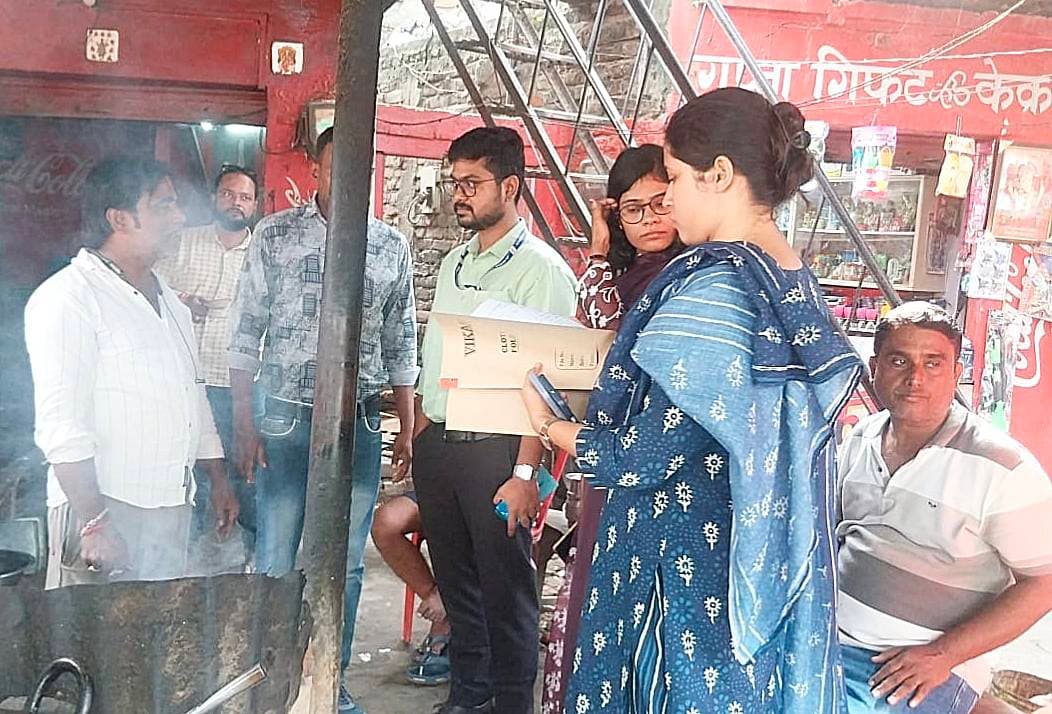 समाहरणालय बक्सर
(जिला जन संपर्क कार्यालय)
प्रेस विज्ञप्ति:- दिनांक 16 अक्टूबर 2026
श्रम संसाधन एवं प्रवासी श्रमिक कल्याण विभाग एवं जिला पदाधिकारी बक्सर के निदेशानुसार आज दिनांक 16 अक्टूबर 2026 को डुमरॉव अनुमण्डल अन्तर्गत नावानगर प्रखण्ड में बाल श्रम के विरुद्ध धावा दल का संचालन किया गया।
धावा दल में श्रम प्रवर्त्तन पदाधिकारी नावानगर, सिमरी एवं ब्रह्मपुर शामिल थें।
धावा दल के साथ नावानगर थाने के पुलिस बल एवं स्व० कन्हाई शुक्ला सेवा संस्थान के सदस्य भी शामिल थे। बक्सर जिलान्तर्गत इस तरह की कार्रवाई श्रम संसाधन एवं प्रवासी श्रमिक कल्याण विभाग द्वारा लगातार की जा रही है।
जिला जन संपर्क कार्यालय
बक्सर।
@top fans Information & Public Relations Department, Government of Bihar CMO Bihar Samrat Choudhary Buxar Administration Buxar Police जिला प्रशासन बक्सर #IPRDBihar #IPRD_Bihar #buxarcity #CMOBihar #bihar #BuxarNews #samrat4bjp #CMSamrat #samratchoudhary