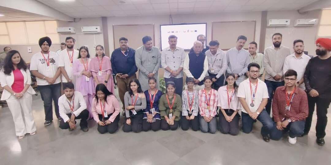 - सड़क सुरक्षा नियमों का पालन कर हादसों से बचें: घनश्याम दास अरोड़ा
- नगर निगम द्वारा एमएलएन कॉलेज में किया सड़क सुरक्षा जागरूकता कार्यक्रम आयोजित
- लघु नाटिका व फिल्मों से दिया यातायात नियमों का पालन करने का संदेश
यमुनानगर। सेवा संकल्प अभियान के तहत नगर निगम की ओर से शुक्रवार को मुकंद लाल नेशनल कॉलेज में सड़क सुरक्षा जागरूकता कार्यक्रम आयोजित किया गया। कार्यक्रम में विधायक घनश्याम दास अरोड़ा ने मुख्य अतिथि के रूप में शिरकत की। उन्होंने कॉलेज प्राचार्य डॉ. मनोहर गोयल, मार्केट कमेटी जगाधरी के चेयरमैन विपुल गर्ग, समाज कल्याण बोर्ड की पूर्व चेयरपर्सन रोजी मलिक आनंद, एंटी करप्शन एंड क्राइम प्रिवेंशन संस्था के राष्ट्रीय अध्यक्ष अमित मांकट व अन्य अतिथियों के साथ दीप प्रज्वलित कर कार्यक्रम का शुभारंभ किया। कार्यक्रम में कॉलेज के विद्यार्थियों ने लघु नाटिका के माध्यम से सड़क सुरक्षा का संदेश दिया।
विद्यार्थियों ने प्रस्तुति के जरिए यातायात नियमों का पालन करने और सड़क पर जिम्मेदारी से वाहन चलाने के प्रति जागरूक किया। वहीं, एंटी करप्शन एंड क्राइम प्रिवेंशन संस्था की ओर से लघु फिल्मों के माध्यम से सड़क सुरक्षा नियमों की जानकारी दी गई। इनके जरिए विद्यार्थियों को यातायात नियमों का पालन करने और सड़क हादसों से बचाव के प्रति जागरूक किया गया। कार्यक्रम को संबोधित करते हुए विधायक घनश्याम दास अरोड़ा, कॉलेज प्राचार्य डॉ. मनोहर गोयल और डॉ. महेश ने सड़क सुरक्षा के प्रति जागरूकता को जरूरी बताया। नगर निगम के सहायक अभियंता मृणाल जैयसवाल, राजेश शर्मा और सोशल मीडिया सेल प्रभारी मुक्ता ने विधायक घनश्याम दास अरोड़ा सहित अन्य अतिथियों को पौधे भेंट कर सम्मानित किया। कार्यक्रम का उद्देश्य विद्यार्थियों और आमजन में सड़क सुरक्षा के प्रति जिम्मेदारी की भावना विकसित करना रहा। विधायक घनश्याम दास अरोड़ा ने कहा कि यह जीवन अनमोल है। यातायात नियमों की अवहेलना कर हमें सड़क हादसों में इस जीवन को न गवाएं। यातायात नियमों का पालन कर खुद भी सुरक्षित रहें, दूसरे को भी सुरक्षित रखें। यातायात नियमों का पालन करना प्रत्येक नागरिक की जिम्मेदारी है। थोड़ी सी लापरवाही भी गंभीर सड़क हादसे का कारण बन सकती है। ऐसे में वाहन चलाते समय सावधानी बरतने और नियमों का पालन करने की आदत अपनानी चाहिए। प्राचार्य डाॅ. मनोहर गोयल ने कहा कि हेलमेट पहनना, सीट बेल्ट लगाना, वाहन चलाते समय मोबाइल का इस्तेमाल न करना और निर्धारित गति सीमा का पालन करना सड़क हादसों से बचाव में अहम भूमिका निभाते हैं। उन्होंने विद्यार्थियों से अपील की कि वे स्वयं यातायात नियमों का पालन करें और अपने परिवार व आसपास के लोगों को भी इसके प्रति जागरूक करें। मौके पर भाजपा मंडल अध्यक्ष अमन सग्गड़, पार्षद विभोर पाहुजा, पार्षद प्रियांक शर्मा, डा. श्रीप्रकाश, डा. प्रवीण खुराना, डा. अमनदीप बतरा, बबीता सूद, विनोद धीमान, रजनी सोनी, गुरमीत चावला, अमांश वेलफेयर सोसायटी की संस्थापक अमरजीत कौर संधू आदि मौजूद रहें।
फोटो - कार्यक्रम में संबोधित करते मुख्य अतिथि विधायक घनश्याम दास अरोड़ा।
कार्यक्रम में लघु नाटिका की प्रस्तुति देने वाले विद्यार्थियों को सम्मानित करते मुख्य अतिथि व अन्य।
कार्यक्रम में लघु फिल्म देखते मुख्य अतिथि व अन्य।
कार्यक्रम में उपस्थित लोग व विद्यार्थी।