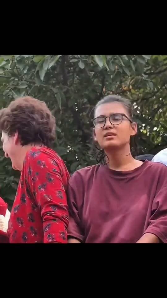 नेहा बोरा… नाम ही काफी है!
कुछ नाम पहचान के मोहताज नहीं होते, उनकी चर्चा ही उनकी पहचान बन जाती है। नेहा बोरा भी एक ऐसा ही नाम है, जो अपने अंदाज, आत्मविश्वास और बेबाक व्यक्तित्व के कारण लोगों का ध्यान खींचता है।
दुनिया में भीड़ तो बहुत है, लेकिन अपनी अलग पहचान बनाने वाले लोग कम होते हैं। पहचान बनाने के लिए सिर्फ नाम नहीं, बल्कि व्यक्तित्व, हौसला और अपनी बात रखने का अंदाज भी मायने रखता है।
नेहा बोरा—एक नाम, एक पहचान और एक अलग अंदाज।
कहने वाले बहुत कुछ कहते हैं, लेकिन असली पहचान दूसरों की बातों से नहीं, अपने काम और व्यक्तित्व से बनती है। आखिरकार, कुछ नामों के लिए लंबी पहचान बताने की जरूरत नहीं पड़ती—बस नाम ही काफी होता है! Neha