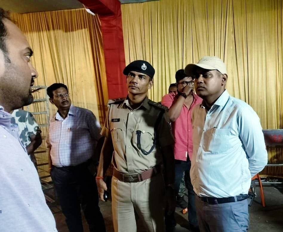 दुर्गा पूजा को लेकर एसडीओ समस्तीपुर श्री राकेश कुमार ने किया पूजा पंडालों का निरीक्षण, सुरक्षा एवं यातायात व्यवस्था का लिया जायजा...
समस्तीपुर। दिनांक- 16.10.2026। दुर्गा पूजा के दौरान श्रद्धालुओं की सुरक्षा, विधि-व्यवस्था एवं आवश्यक सुविधाओं को सुनिश्चित करने के उद्देश्य से अनुमंडल पदाधिकारी समस्तीपुर श्री राकेश कुमार ने नगर आयुक्त एवं ट्रैफिक पुलिस पदाधिकारी के साथ अनुमंडल क्षेत्र के विभिन्न पूजा पंडालों का संयुक्त निरीक्षण किया।
निरीक्षण के दौरान अधिकारियों ने पूजा पंडालों में सुरक्षा व्यवस्था, भीड़ प्रबंधन, श्रद्धालुओं के आवागमन तथा यातायात व्यवस्था का जायजा लिया। इस दौरान पूजा समितियों के सदस्यों से बातचीत कर उन्हें प्रशासन द्वारा जारी दिशा-निर्देशों का सख्ती से पालन करने, पर्याप्त सुरक्षा व्यवस्था बनाए रखने तथा किसी भी आपात स्थिति से निपटने के लिए आवश्यक तैयारियां रखने का निर्देश दिया गया।
एसडीओ श्री राकेश कुमार ने पूजा पंडालों में प्रवेश एवं निकास मार्गों को सुचारु रखने, भीड़ को नियंत्रित करने तथा यातायात व्यवस्था को व्यवस्थित बनाए रखने पर विशेष जोर दिया। उन्होंने कहा कि पूजा के दौरान श्रद्धालुओं की सुरक्षा, शांति एवं सौहार्द बनाए रखना प्रशासन की सर्वोच्च प्राथमिकता है। इसके लिए संबंधित अधिकारियों और पूजा समितियों के बीच बेहतर समन्वय बनाए रखना आवश्यक है।
प्रशासन की ओर से आम नागरिकों से अपील की गई कि वे दुर्गा पूजा का पर्व शांतिपूर्ण, सुरक्षित एवं सौहार्दपूर्ण वातावरण में मनाएं तथा प्रशासन द्वारा जारी दिशा-निर्देशों का पालन कर व्यवस्था बनाए रखने में सहयोग करें।
#दुर्गापूजा #DurgaPuja2026 #समस्तीपुर #सुरक्षाव्यवस्था #यातायातव्यवस्था #विधिव्यवस्था #प्रशासनिकनिरीक्षण #समस्तीपुरप्रशासन #CMSamrat
#samratchoudhary #bihar
CMO Bihar
Information & Public Relations Department, Government of Bihar