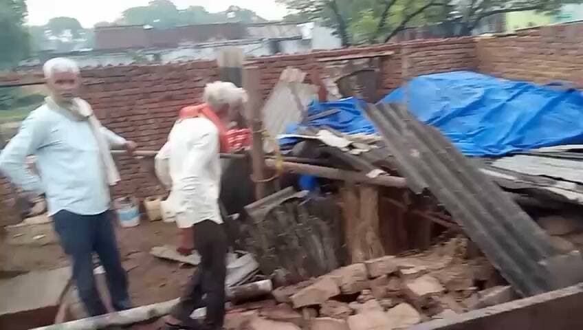 धौलपुर। जिले के दिहौली थाना क्षेत्र के शंकरातोर गांव में देर शाम आई तेज आंधी और बारिश के चलते एक मकान की करीब 60 फीट लंबी पक्की दीवार ढह गई। हादसे में दीवार के पास पशुओं के लिए रखा चारा और अन्य सामान मलबे में दब गया। इससे पीड़ित परिवार को काफी नुकसान हुआ है।
जानकारी के अनुसार शंकरातोर निवासी कैलाश पुत्र बाबूलाल गिरी की पशुओं को बांधने की जगह पर करीब 60 फीट लंबी पक्की दीवार बनी हुई थी। दीवार के ऊपर टीनशेड लगा हुआ था। देर शाम अचानक तेज आंधी चलने के बाद बारिश शुरू हो गई। इसी दौरान दीवार भरभराकर गिर गई।
दीवार गिरने से उसके पास रखा पशुओं का चारा और अन्य सामान मलबे में दब गया। गनीमत रही कि घटना में किसी के हताहत होने की सूचना नहीं है, लेकिन हादसे के कारण पीड़ित को आर्थिक नुकसान उठाना पड़ा है। पीड़ित कैलाश गिरी ने प्रशासन से नुकसान का आकलन करवाकर नियमानुसार आर्थिक सहायता दिलाने की मांग की है।
#DholpurNews #highlightseveryone #highlight #follower #followerseveryone