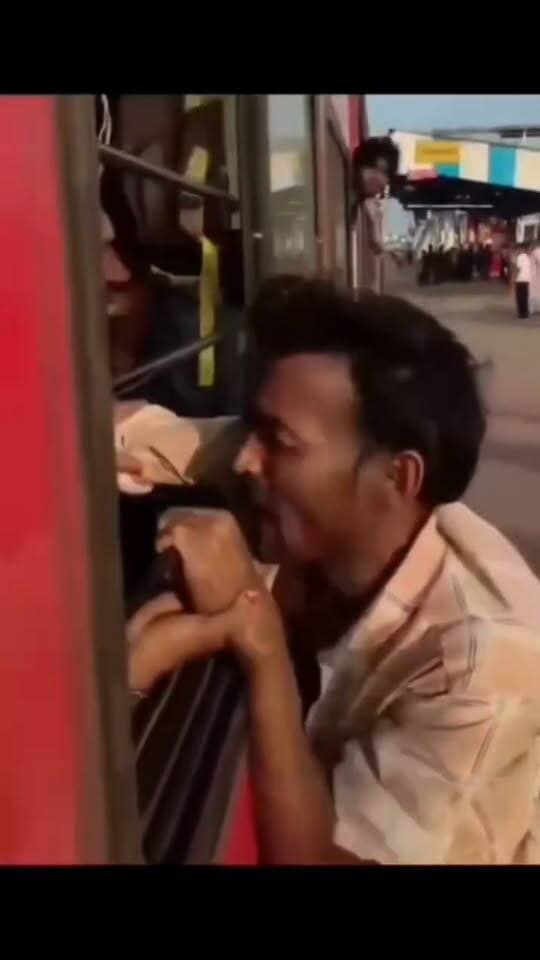 बिहार के भागलपुर के शिवनारायणपुर रेलवे स्टेशन पर एक झपटमार को उस वक्त लेने के देने पड़ गये जब चलती ट्रेन की खिड़की से उसने एक यात्री का मोबाइल झपटने की कोशिश की । खिड़की के बाहर से जैसे ही उसने मोबाइल झपटने के लिये हाथ अंदर डाला । यात्रियों ने हाथ पकड़ लिया।