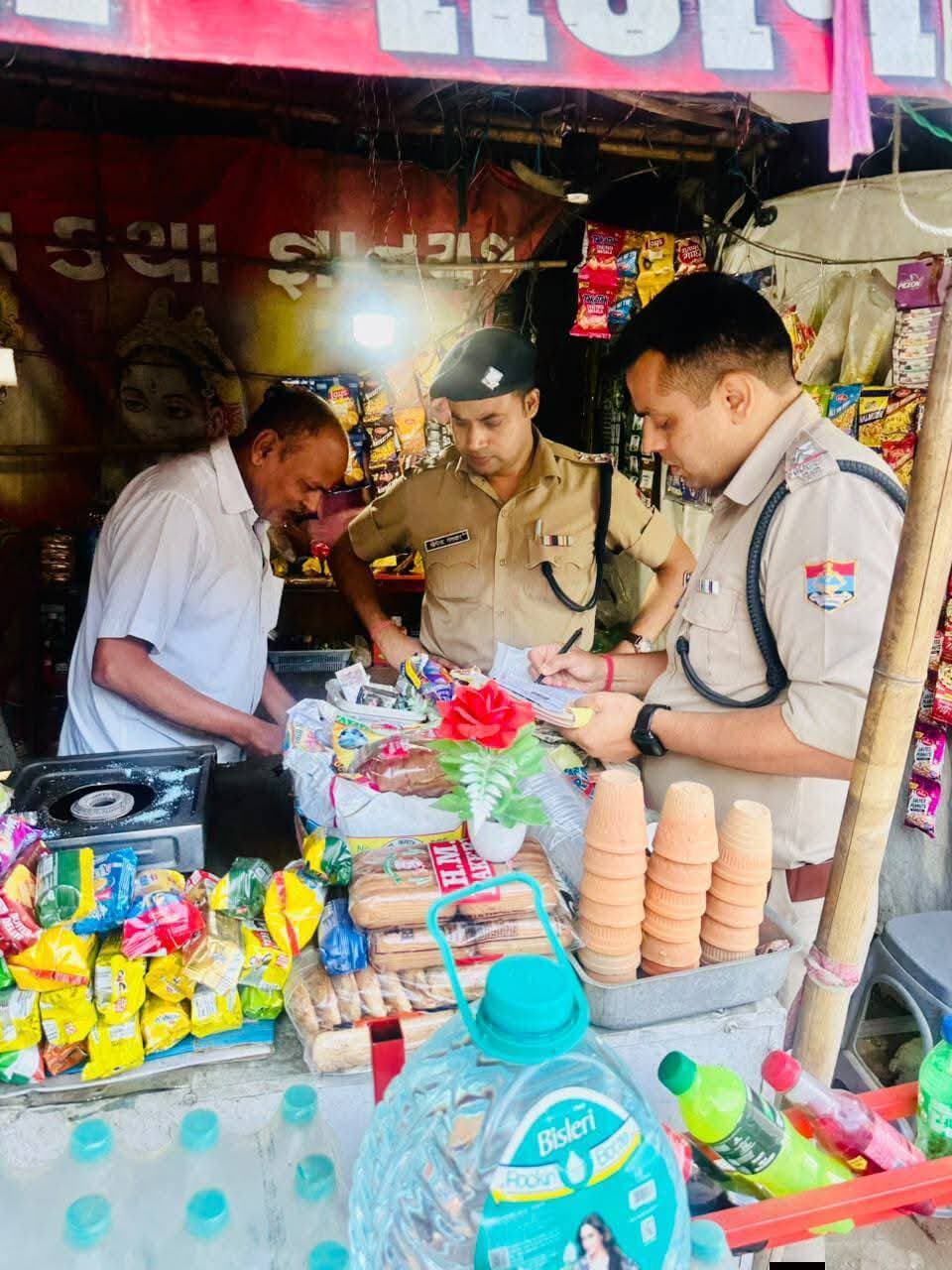#haridwar : ऑपरेशन प्रहार : हरिद्वार में प्रतिबंधित गुटखा-तंबाकू की बिक्री पर पुलिस की छापेमारी
खड़खड़ी, भूपतवाला और भीमगोड़ा क्षेत्र में दुकानदारों के चालान, दोबारा बिक्री करने पर सख्त कार्रवाई की चेतावनी
हरिद्वार स्तम्भ, हरिद्वार। प्रतिबंधित गुटखा एवं तंबाकू उत्पादों की बिक्री पर रोक लगाने के लिए हरिद्वार पुलिस ने अभियान तेज कर दिया है। वरिष्ठ पुलिस अधीक्षक के निर्देश पर शुक्रवार, 16 अक्टूबर को कोतवाली नगर पुलिस ने ऑपरेशन प्रहार के तहत खड़खड़ी, भूपतवाला, भीमगोड़ा और आसपास के क्षेत्रों में छापेमारी की।
अभियान के दौरान प्रतिबंधित तंबाकू उत्पादों की बिक्री के मामलों में संबंधित दुकानदारों के विरुद्ध सिगरेट एवं अन्य तंबाकू उत्पाद अधिनियम (COTPA) के तहत चालान की कार्रवाई की गई। पुलिस ने दुकानदारों को भविष्य में प्रतिबंधित उत्पादों की बिक्री नहीं करने की सख्त हिदायत भी दी।
पुलिस ने स्पष्ट किया कि प्रतिबंधित तंबाकू उत्पादों की बिक्री करते हुए दोबारा पकड़े जाने पर संबंधित व्यक्तियों के खिलाफ नियमानुसार वैधानिक कार्रवाई की जाएगी।
हरिद्वार पुलिस के अनुसार, प्रतिबंधित गुटखा एवं तंबाकू उत्पादों की बिक्री पर प्रभावी रोक लगाने के लिए अभियान आगे भी जारी रहेगा।
Haridwar Stambh Vasudev Haridwar Police Uttarakhand Police Dipr Haridwar