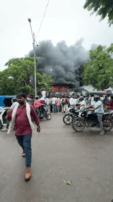 बाराबंकी के लपेटाबाग चौराहे के पास दुकान में लगी भीषण आग, अफरा-तफरी का माहौल।
#barabanki #viralpost #newreel❤️