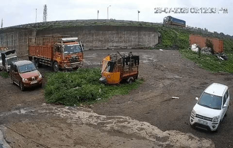 बहुत ही खतरनाक-
महाराष्ट्र के नासिक में एक ट्रक फ्लाईओवर से सीधे नीचे आ गिरा #virałpost