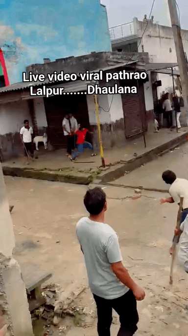 🚨 धौलाना के लालपुर में बच्चों के खेलने को लेकर पथराव!
दो पक्षों में जमकर लाठी-डंडे चले और पथराव हुआ। 🪨⚠️ #dhaulana