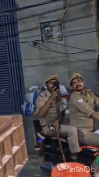 गाज़ियाबाद: खोड़ा थाना क्षेत्र में महिला दुकानदार ने दो पुलिसकर्मियों पर लगाया उत्पीड़न का आरोप, अफसर का बयान आया सामने