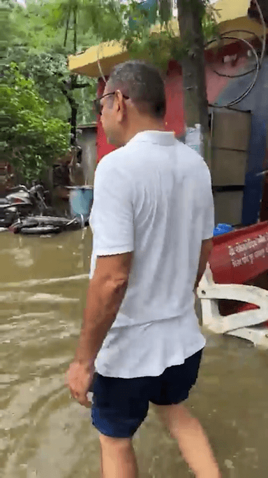 तुगलकाबाद में बारिश के बाद भारी जलभराव, विधायक सहीराम पहलवान मौके पर पहुंचे