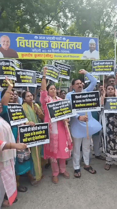 भाजपा ने दिल्ली लक्ष्मी योजना के बहिष्कार पर AAP विधायकों के खिलाफ प्रदर्शन किया