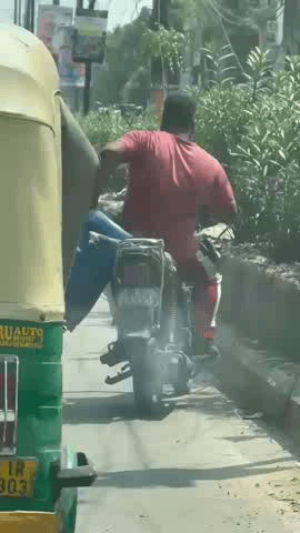 दिल्ली की सड़क पर दिनदहाड़े कूड़ा फेंकते बाइक सवार का वीडियो वायरल, कार्रवाई की मांग