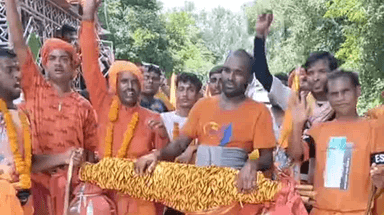उतरौला: रेहरा बाजार में जल लेकर पहुंचे कांवड़ियों का जोरदार स्वागत, 101 लीटर सरयू नदी का जल लेकर पहुंचे