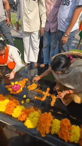 वसुंधरा एन्क्लेव में शहीद कैप्टन अनुज नायर के स्मारक पर स्वच्छता अभियान, पार्षद मुनेश के नेतृत्व में श्रद्धांजलि