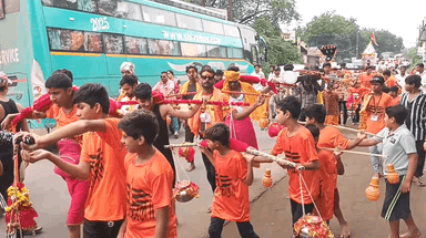 बड़वाह: बड़वाह के नागेश्वर मंदिर से ओंकारेश्वर ज्योतिर्लिंग के लिए माझी कहार समाज ने निकाली जय जल देव कावड़ यात्रा