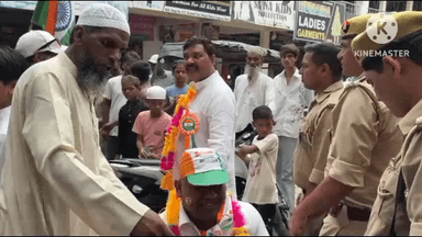 टांडा: टांडा में स्वार विधायक शफीक अहमद अंसारी ने नगर पालिका में स्वतंत्रता दिवस मनाया, स्कूली बच्चों से मिलकर बांटी मिठाई