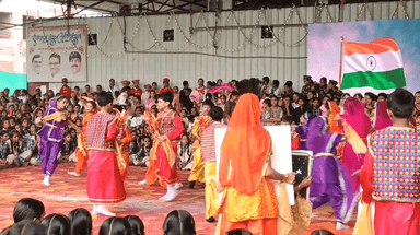 बड़वाह: स्वतंत्रता दिवस पर बड़वाह के नगर पालिका प्रांगण में ध्वजारोहण के बाद सांस्कृतिक कार्यक्रम का आयोजन