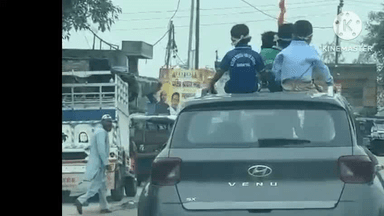 मिलक: मिलक में कार का संरूप खोलकर 4 मासूम को कार पर बैठा, हाथ में तिरंगा लहराते नजर आए मासूम, वायरल