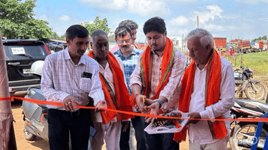 সীমলাপাল: সিমলাপাল নদী ঘাটে ভোলে বাবার শিব ভক্ত দের জন্য সেবা কেন্দ্রের ফিতে কেটে শুভ উদ্বোধন করে শিব ভক্ত দের সেবা করলেন তালডাংরার বিধায়ক সৌভিক পাত্র