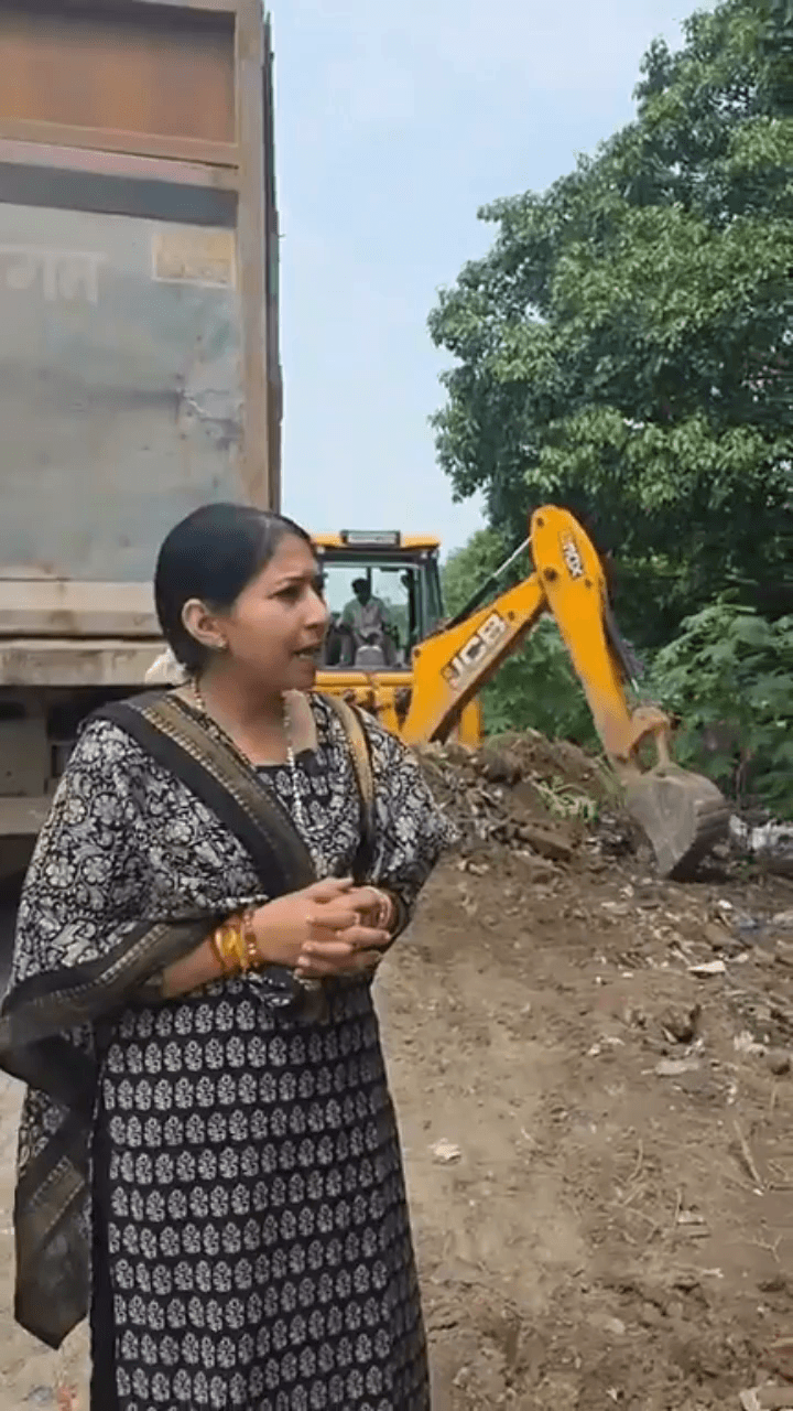 वसुंधरा एन्क्लेव की नहर वाली रोड पर पार्षद मुनेश ने सफाई व्यवस्था का निरीक्षण किया, कूड़ा हटवाकर कराया स्वच्छता कार्य