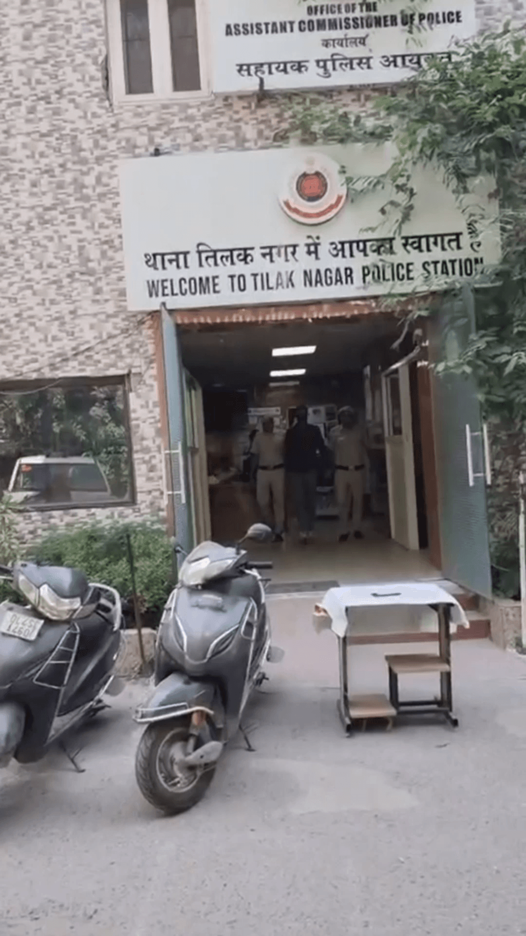 तिलक नगर में अलग-अलग मामलों में दो आरोपी गिरफ्तार, कई स्कूटी, बाइक और मोबाइल बरामद