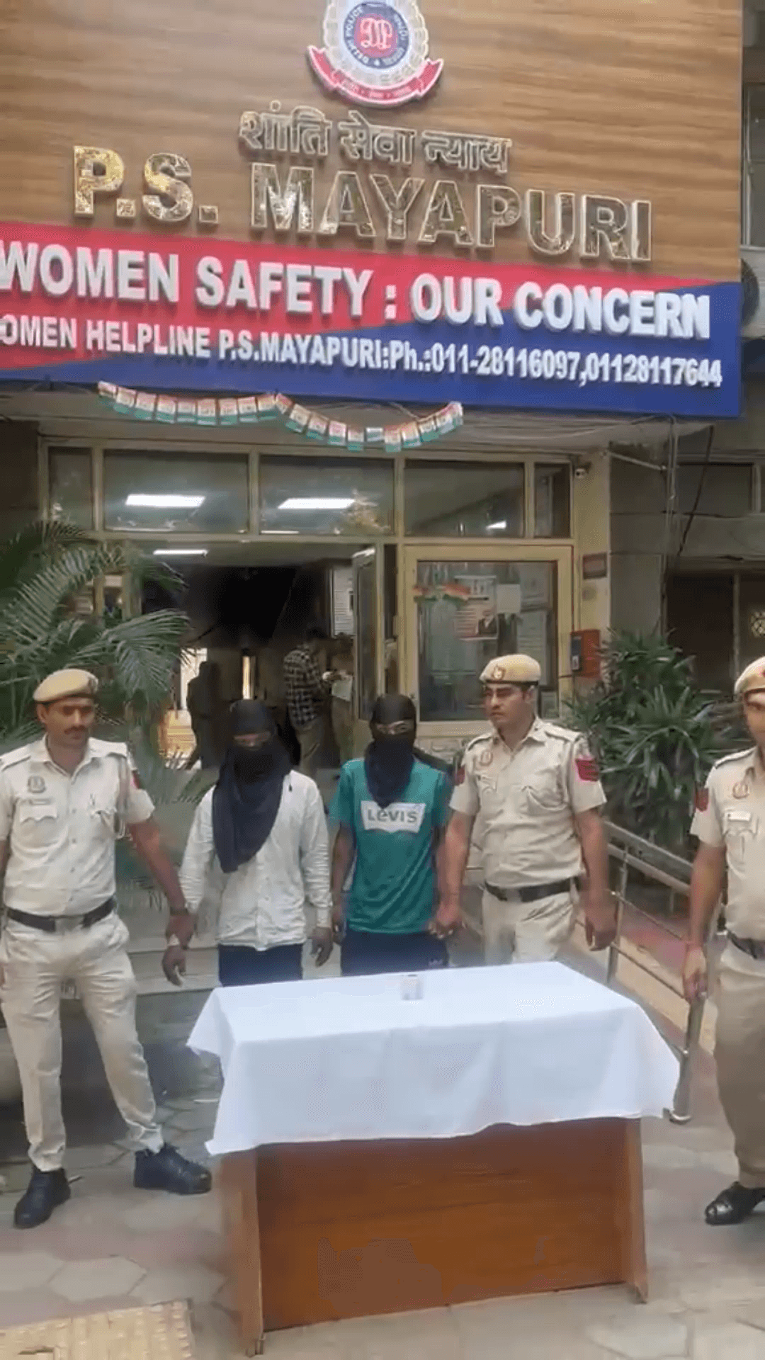 मायापुरी में घर से सोने के आभूषण चोरी, पुलिस ने 2 आरोपियों को गिरफ्तार कर बरामद किए