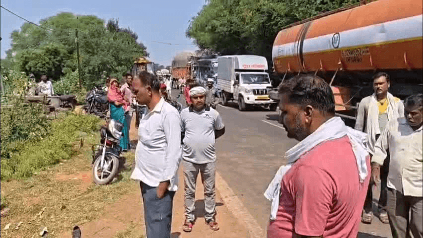 दमोह: दमोह-जबलपुर हाईवे पर नूरी ट्रेवल्स बस की टक्कर से 2 छात्राओं की मौत, 2 घायल; चालक-कंडक्टर फरार, तहसीलदार पहुंचे