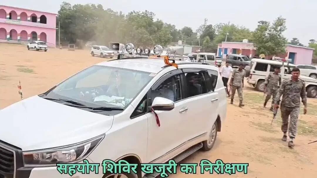 🤝 सहयोग शिविर : समाधान की ओर बढ़ता हर कदम
📍 आज दिनांक 02 जून, 2026 को अरवल जिला के खजुरी पंचायत में आयोजित सहयोग शिविर का निरीक्षण माननीय मंत्री, पंचायती राज विभाग, बिहार सरकार सह प्रभारी मंत्री, अरवल श्री दीपक प्रकाश द्वारा किया गया।
🔹 निरीक्षण के दौरान शिविर में विभिन्न विभागों द्वारा प्रदान की जा रही सेवाओं एवं प्राप्त आवेदनों के निष्पादन की समीक्षा की गई।
🔹 आमजन से संवाद कर उनकी समस्याओं एवं सुझावों की जानकारी प्राप्त की गई।
✨ "सबका सम्मान, जीवन आसान" के संकल्प के साथ जिला प्रशासन जनसमस्याओं के त्वरित एवं प्रभावी समाधान हेतु सतत कार्यरत है।
#सहयोग_शिविर #खजुरी_पंचायत #अरवल #दीपक_प्रकाश #जनसेवा #सबका_सम्मान_जीवन_आसान