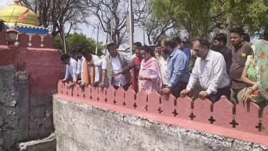 कलेक्टर श्रीमती अदिती गर्ग ने ग्राम बूढ़ा पहुंचकर #जल_गंगा_संवर्धन अभियान के अंतर्गत जीर्णोद्धार की गई प्राचीन बावड़ियों का निरीक्षण किया। इस दौरान सीईओ जिला पंचायत श्री अनुकूल जैन एवं मल्हारगढ़ एसडीएम श्रीमती स्वाति तिवारी भी उपस्थित रहे।
#Mandsaur
#मंदसौर