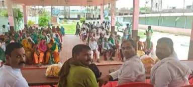 @प्रयागराज संगठन पदाधिकारियों के साथ चर्चा।
#Prayagraj Discussion with Prayagraj organization office bearers
#भारतीय_किसान_संगठन
@Bhartiya_Kisan_Sangthan
#Rajendra_Yadav