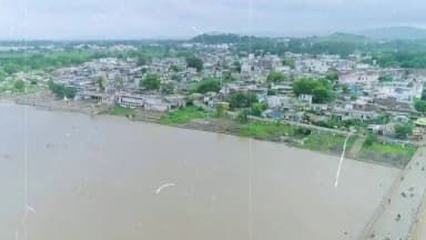 जल गंगा संवर्धन अभियान में डिंडौरी ने रचा नया इतिहास। जनभागीदारी, श्रमदान और प्रशासनिक प्रयासों के समन्वय से जिले ने जल संरक्षण के क्षेत्र में प्रदेश में प्रथम एवं देश में तृतीय स्थान प्राप्त किया,
जिले में 8,03,979 से अधिक जल संरक्षण संरचनाओं का निर्माण एवं विकास कर जल संवर्धन को जनआंदोलन का स्वरूप दिया गया, यह उपलब्धि सामूहिक प्रयास और सतत जल प्रबंधन की प्रेरणादायक मिसाल है।
#JalGangaSamvardhan #WaterConservation #Dindori #JansamparkMP #जल_गंगा_संवर्धन #जलसंरक्षण #जनभागीदारी #अंजूपवनभदौरिया #मध्यप्रदेश #जलसंचय #HarGharJal