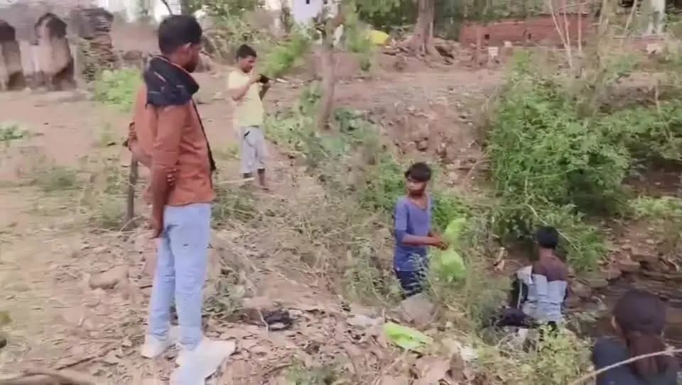 जल गंगा संवर्धन अभियान अंतर्गत ग्राम पंचायत कुड़ीला स्थित बावड़ी को किया पुनर्जीवित
-
बावड़ी पुनर्जीवित करने का संकल्प पूर्ण होने पर ग्रामीणजनों ने दीप जलाकर मनाया बावड़ी उत्सव
-
कलेक्टर श्री विवेक श्रोत्रिय के निर्देशानुसार मध्यप्रदेश जन अभियान परिषद द्वारा संचालित जल गंगा संवर्धन अभियान के अंतर्गत ग्राम कुड़ीला में बावड़ी उत्सव एवं जल संरक्षण जागरूकता वृक्षारोपण का आयोजन किया गया। कार्यक्रम में उपस्थित सदस्यों ने सबसे पहले बावड़ी की सफाई की तथा पौधारोपण किया। तत्पश्चात बावड़ी उत्सव में बावड़ी का पूजन आरती के बाद दीपकों से सजाया गया।
कार्यक्रम के दौरान ग्रामवासियों को जल संरक्षण, वर्षा जल संचयन तथा पारंपरिक जल स्रोतों के संरक्षण के महत्व के बारे में विस्तार से जानकारी दी गई। जल संकट की वर्तमान स्थिति एवं उसके समाधान हेतु सामुदायिक सहभागिता की आवश्यकता पर प्रकाश डाला गया। साथ ही बावड़ियों, कुओं एवं अन्य जल स्रोतों की नियमित साफ-सफाई एवं संरक्षण के लिए प्रेरित किया गया। कार्यक्रम में उपस्थित ग्रामीणों ने जल संरक्षण अभियान में सक्रिय सहयोग देने तथा अपने गांव के जल स्रोतों को सुरक्षित एवं स्वच्छ बनाए रखने का संकल्प लिया। कार्यक्रम के दौरान जल संरक्षण संबंधी सुझावों एवं विचारों का आदान-प्रदान भी किया गया।
कार्यक्रम का संचालन कार्यक्रम समन्वयक मनीष कुमार सोनी द्वारा किया गया। इस अवसर पर ग्राम के सोनूराजा, गणेश लोधी, रविन्द्र प्रजापति मनीराम कुशवाहा रुद्र प्रताप, वेद प्रताप, पलक शर्मा, वीरू शर्मा बिट्टू शर्मा, जुझारसिंह, रामेश्वर लोधी, भोलेराजा वरिष्ठजन, युवा एवं अन्य ग्रामीणजन बड़ी संख्या में उपस्थित रहे। सभी ने जल संरक्षण को जन-आंदोलन बनाने की आवश्यकता पर बल दिया तथा अभियान को सफल बनाने हेतु अपनी सहभागिता सुनिश्चित करने का आश्वासन दिया। अंत में उपस्थित श्री अरुण प्रताप सिंह अध्यक्ष श्री सचिव भागचंद लोधी सभी ग्रामवासियों का आभार व्यक्त करते हुए कार्यक्रम का सफलतापूर्वक समापन किया गया।
ज्ञातव्य है कि जल गंगा संवर्धन अभियान अंतर्गत की म.प्र. जन अभियान परिषद संभाग समन्वयक दिनेश कुमार उमरैया और जिला समन्वयक डॉ सुनील कटियार, नवांकुर संस्था और ग्राम विकास प्रस्फुटन समिति सदस्यों द्वारा वर्ष 2025 में ग्राम पंचायत कुड़ीला स्थित बावड़ी को पुनर्जीवित करने का संकल्प लिया गया। सभी के द्वारा श्रमदान करते हुये बावड़ी पुनर्जीवित करने का संकल्प 2026 में पूर्ण होने पर उत्साहपूर्वक बावड़ी उत्सव मनाया गया।
Jansampark Madhya Pradesh
Collector Tikamgarh
#जल_गंगा_संवर्धन_अभियान
#JansamparkMP
#Jansamparktikamgarh
#tikamgarh