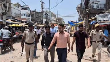 ◆◆ *मानसून के दौरान जलजमाव की समस्या से निपटने हेतु जिलाधिकारी ने किया स्थलीय निरीक्षण, सभी संबंधित एजेंसियों को समन्वित कार्रवाई का निर्देश*
छपरा, 14 जून 2026
◆ मानसून के दौरान छपरा शहर में जलजमाव की रोकथाम एवं प्रभावी जलनिकासी व्यवस्था सुनिश्चित करने के उद्देश्य से जिलाधिकारी सारण श्री वैभव श्रीवास्तव ने आज नगर क्षेत्र के विभिन्न स्थलों का व्यापक स्थलीय निरीक्षण किया।
◆ निरीक्षण के दौरान उन्होंने जलनिकासी से संबंधित व्यवस्थाओं की समीक्षा की तथा संबंधित विभागों एवं कार्यकारी एजेंसियों को आवश्यक निर्देश दिए।
◆ जिलाधिकारी ने डबल डेकर सड़क परियोजना के अंतर्गत आने वाले क्षेत्रों का निरीक्षण करते हुए पुल निर्माण निगम के अधिकारियों को निर्देश दिया कि वर्षा के दौरान कहीं भी जलजमाव की स्थिति उत्पन्न न हो, इसके लिए सभी आवश्यक स्थलों पर अविलंब पंप लगाने की व्यवस्था सुनिश्चित की जाए। उन्होंने नगर निगम एवं बुडको के अधिकारियों को ऐसे उपयुक्त स्थलों का चिन्हांकन कर पुल निर्माण निगम को उपलब्ध कराने का निर्देश दिया, जहां जलनिकासी के लिए पंप स्थापित किए जाने की आवश्यकता है।
◆ निरीक्षण के दौरान जिलाधिकारी ने विभिन्न स्थानों पर लगाए गए जलनिकासी पंपों की कार्यक्षमता का भी जायजा लिया तथा अधिकारियों को निर्देश दिया कि सभी पंप मानसून अवधि में पूर्ण रूप से क्रियाशील रहें तथा आवश्यकता पड़ने पर अतिरिक्त पंपों की भी व्यवस्था की जाए।
◆ जिलाधिकारी ने भिखारी ठाकुर चौक, मौना चौक सहित अन्य जलजमाव संभावित क्षेत्रों का निरीक्षण किया। इस दौरान उन्होंने नगर निगम, बुडको एवं पुल निर्माण निगम के अधिकारियों को आपसी समन्वय के साथ कार्य करने का निर्देश देते हुए कहा कि शहरवासियों को मानसून के दौरान जलजमाव की समस्या से राहत दिलाना सर्वोच्च प्राथमिकता है। उन्होंने सभी एजेंसियों को नियमित निगरानी एवं त्वरित कार्रवाई सुनिश्चित करने का निर्देश दिया।
◆ निरीक्षण के क्रम में जिलाधिकारी ने बुडको के अधिकारियों को निर्देश दिया कि खनुआ नाला के अवशेष खुले भाग को सर्वोच्च प्राथमिकता के आधार पर शीघ्र कवर किया जाए ताकि जलनिकासी व्यवस्था सुचारू बनी रहे तथा आमजन को आवागमन में किसी प्रकार की असुविधा न हो।
◆ पुल निर्माण निगम के अधिकारियों को निर्देश दिया गया कि जिन स्थानों पर तत्काल पक्का नाला निर्माण संभव नहीं है, वहां अस्थायी व्यवस्था के रूप में कच्चे नाले की कटाई कर जलनिकासी का मार्ग सुनिश्चित किया जाए, जिससे वर्षा जल का त्वरित निकास हो सके और जलजमाव की स्थिति उत्पन्न न होने पाए।
◆ जिलाधिकारी ने कहा कि मानसून अवधि के दौरान जलनिकासी व्यवस्था की नियमित मॉनिटरिंग की जाएगी तथा किसी भी प्रकार की समस्या उत्पन्न होने पर संबंधित एजेंसी द्वारा त्वरित कार्रवाई सुनिश्चित की जाएगी। उन्होंने सभी विभागों को समन्वित प्रयासों के माध्यम से शहर को जलजमाव मुक्त रखने हेतु आवश्यक सभी तैयारियां समय पर पूर्ण करने का निर्देश दिया।
◆ निरीक्षण के दौरान नगर आयुक्त, परियोजना निदेशक बुडको, नगर निगम, बुडको एवं पुल निर्माण निगम के संबंधित पदाधिकारी एवं अभियंता उपस्थित थे।
#WaterLogging
#Drainagefacility
#FieldInspection
#nagarnigamchapra
#DM
#saran
#chapra
Urban Development & Housing Dept, Govt. of Bihar
Information & Public Relations Department, Government of Bihar