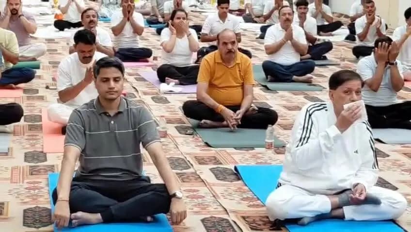12वां #अंतरराष्ट्रीय_योग_दिवस के अवसर पर सामूहिक योग प्रदर्शन कार्यक्रम आईटीआई परिसर भिण्ड में आयोजित किया गया।
इस दौरान सांसद श्रीमती संध्या राय, क्षेत्रीय विधायक श्री नरेन्द्र सिंह कुशवाह, भाजपा जिलाध्यक्ष श्री देवेन्द्र सिंह नरवरिया, कलेक्टर भिण्ड, पुलिस अधीक्षक भिण्ड, सीईओ जिला पंचायत भिण्ड सहित अन्य अधिकारी एवं जनप्रतिनिधिगण उपस्थित रहे।
#CMMadhyaPradesh
#JansamparkMP
#InternationalYogaDay
#Internationalyogaday2026
#भिण्ड
#Bhind