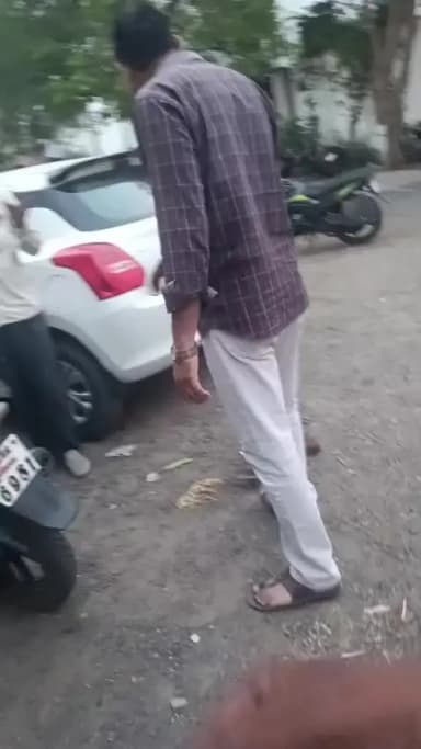 भाट पचलाना थाना पर एक औरत पर हाथ उठाया पुलिस वाले ने