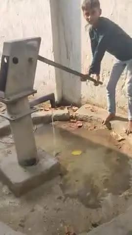 जमालपुर ब्लाक के ग्राम सभा सजीव के प्राथमिक विद्यालय में बच्चों को खाने के लिए मिड डे मिल कुआं के खराब पानी से बन रहा है