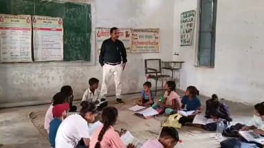 सीईओ जिला पंचायत ने भिण्ड की ग्राम पंचायतों में शिक्षा, स्वास्थ्य और विकास कार्यों का किया निरीक्षण
आवश्यक सुधार के स्पष्ट दिए निर्देश
तीन स्व-सहायता समूह और एक सचिव को दिया नोटिस
मुख्य कार्यपालन अधिकारी जिला पंचायत भिण्ड श्री वीरसिंह चौहान ने ग्राम पंचायत दीनपुरा, डिडी, भदाकुर तथा फूप क्षेत्र के शासकीय विद्यालयों, आयुष्मान आरोग्य मंदिर, पंचायत भवन और निर्माणाधीन खेल मैदान का व्यापक निरीक्षण कर प्राथमिक शिक्षा, मध्यान्ह भोजन, स्वास्थ्य सेवाओं और आधारभूत सरकारी योजनाओं के क्रियान्वयन का जायजा लिया।
सीईओ जिला पंचायत श्री चौहान ने निरीक्षण के दौरान स्कूलों में उपस्थिति बढ़ाने हेतु शिक्षकों को पालकों से संवाद स्थापित करने तथा छात्र उपस्थितियों में सुधार लाने के निर्देश दिये। पाठ्यपुस्तकों के वितरण और शिक्षण कार्य की स्थिति का सत्यापन किया गया।
जर्जर भवनों में छात्रों की सुरक्षा का ध्यान रखते हुए उन्हें जर्जर कमरों में न बैठाने और जर्जर भवनों के डिस्मेंटल हेतु पीडब्ल्यूडी को प्रस्ताव भेजे जाने के निर्देश दिये।
विद्यालय परिसर में साफ-सफाई, पेयजल व्यवस्था और पानी टंकियों की सफाई व टोंटी लगवाने, तथा परिसर में वृक्षारोपण कर वातावरण सुधारने के निर्देश दिये।
विद्युत व्यवस्था दुरुस्त करने के लिये संबंधित विद्युत विभाग को कार्यवाही के आदेश दिये गये और अंधेरे कक्षों में बल्ब लगाने के निर्देश दिये, जिससे बच्चों की अध्ययन सुविधा बेहतर होगी।
मध्यान्ह भोजन कार्यक्रम में गुणवत्ता सुनिश्चित करने हेतु जिन स्व-सहायता समूहों (कुंज विहारी, लक्ष्मी, श्रीहरी इत्यादि) द्वारा मीड-डे मील संचालित हैं, उन्हें कारण बताओ नोटिस जारी कर मीनू अनुसार भोजन न मिलने के कारणों की त्वरित जांच और सुधार हेतु कहा गया।
आयुष्मान आरोग्य मंदिर के कर्मचारियों से गर्भवती एवं धात्री महिलाओं की समग्र ई-केवायसी जानकारी समेकित कर स्वास्थ्य सेवा सशक्त करने के निर्देश दिये। परिसर के बाहर तथा आसपास सफाई भी सुनिश्चित कराने के आदेश दिये। निर्माणाधीन खेल मैदान में कार्य ठप्प मिलने पर ठेकेदार/संबंधित एजेंसी (ईआरईएस) को समय सीमा में कार्य पूरा करने के निर्देश दिये।
भदाकुर पंचायत भवन पर सचिव/ग्राम रोजगार सहायक अनुपस्थित होने से पंचायत का रिकॉर्ड नहीं मिलने से सचिव को कारण बताओ नोटिस जारी किया। तालाब के गहरीकरण और ग्राम स्तर पर वृक्षारोपण हेतु स्थानीय सरपंच को निर्देश दिये गये।
सभी निर्देशों के अनुपालन और शीघ्र सुधार सुनिश्चित करने के लिये संबंधित अधिकारियों तथा ग्राम पंचायतों को समयबद्ध कार्रवाई की बात कही गई।
मुख्य कार्यपालन अधिकारी जिला पंचायत भिण्ड श्री वीरसिंह चौहान ने कहा कि बच्चों की पढ़ाई, उनका स्वास्थ्य और स्वच्छ परिसर प्राथमिकता है। उन्होंने स्पष्ट कहा कि निरीक्षण के दौरान पायी गई कमियों में त्वरित सुधार किया जाए। ताकि इन सुधारों से भिण्ड जिले की प्राथमिक शिक्षा और स्वास्थ्य सेवाओं की गुणवत्ता में उल्लेखनीय सुधार हो तथा जनसुविधाओं का लाभ सीधे ग्रामीण जनता तक पहुंचे।
#CMMadhyaPradesh
#JansamparkMP
Panchayat, Rural Development and Social Welfare Department of Madhya Pradesh
#भिण्ड
#Bhind