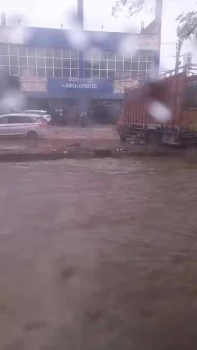 दिल्ली में आज भारी बारिश के चलते सड़कों का बूरा हाल व जनजीवन अस्त-व्यस्त। BC