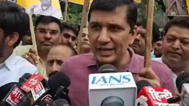 सिविल लाइन्स: पार्लियामेंट स्ट्रीट: दिल्ली में AAP का मौन प्रदर्शन, सौरभ भारद्वाज ने दवा खरीद में ₹650 करोड़ के घोटाले का लगाया आरोप