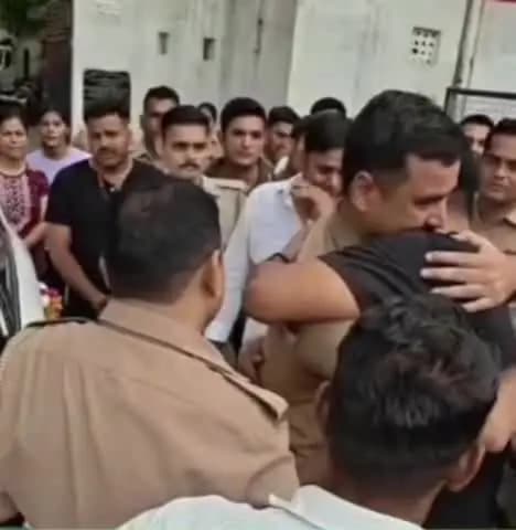 इटावा: #बसरेहर थाना प्रभारी सौरभ सिंह की विदाई में भावुक हुआ पूरा थाना, #पुलिसकर्मियों और क्षेत्रवासियों की आंखें हुईं न