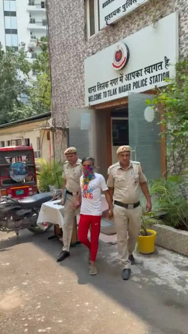 पंजाबी बाग: तिलक नगर पुलिस ने चौखंडी छठ पूजा पार्क के पास से शातिर चोर को पकड़ा।