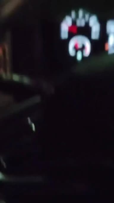 masvasi chaurahe per Raat mein Khali gadiyon se paise le rahe hain yah