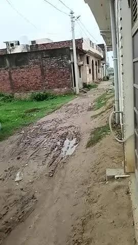 इटवा चौराहा पानी की टंकी वाली गली लाल मस्जिद इस पर चेयर man साहब का कोई धियान नहीं इस गली में स्कूल भी है बच्चे पढ़ाई