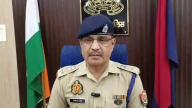 साइबर थाना, साइबर सेल एवं सर्विलांस की संयुक्त टीम ने साइबर ठगी करने वाले गिरोह के 05 अभियुक्तों को गिरफ्तार किया। कब्जे से घटना में प्रयुक्त मोबाइल फोन, ई-सिम, फर्जी सिम कार्ड एवं 06 फर्जी आधार कार्ड बरामद किए गए। इस सम्बन्ध में #SP_CITY @moradabadpolice की बाइट।
#UPPolice https://t.co/jqTN5GBvuW