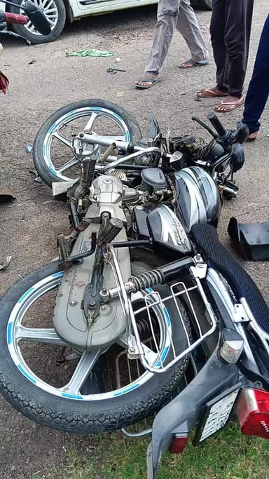 katawer ke age Kanpur road pe do motersikel ke apas me bhid gaye