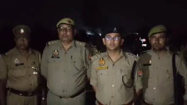 #CRACKDOWN_BULANDSHAHR
छिनैती की घटना में वांछित बदमाश के साथ थाना सिकन्द्राबाद पुलिस की हुई मुठभेड़, जवाबी कार्यवाही में बदमाश घायलावस्था में गिरफ्तार, कब्जे से अवैध तमंचा, कारतूस, बाइक (घटना में प्रयुक्त), 01 मोबाइल फोन एवं 5,000/- रूपये नकदी बरामद।
मुठभेड़ के सम्बन्ध में क्षेत्राधिकारी सिकन्द्राबाद श्री दीपक कुमार की बाइट।
#uppolice
#Bulandshahrpolice