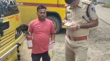 विशेष स्कूल बस चेकिंग अभियान के दौरान 2 वाहन जप्त
...
21 स्कूली वाहनों के विरुद्ध की गई चालानी कार्यवाही
....
पुलिस अधीक्षक श्री संजय कुमार अग्रवाल के निर्देशानुसार स्कूली बच्चों की सुरक्षित एवं संरक्षित यात्रा सुनिश्चित करने तथा सड़क दुर्घटनाओं की रोकथाम हेतु
शहडोल जिले में विशेष स्कूल बस चेकिंग अभियान चलाया जा रहा है।
इसी कड़ी में यातायात प्रभारी श्री संजय जायसवाल द्वारा शहडोल जिले के अमलाई एवं बुढार अंतर्गत विशेष स्कूल बस चेकिंग अभियान के दौरान स्कूली वाहनो की संघन जांच की गई। जांच के दौरान सुरक्षा मानकों उल्लंघन पाए जाने पर दो स्कूल बसों को जब्त किया गया।
साथ ही मोटर व्हीकल एक्ट के तहत 21 स्कूली वाहनों के विरुद्ध चालानी कार्यवाही करते हुए कुल 74,500 रूपये का सम्मन शुल्क लगाया गया।
यातायात प्रभारी श्री संजय जायसवाल ने स्कूल वाहन संचालकों एवं चालकों को समझाइश दी कि स्कूली बच्चों की सुरक्षा को सर्वोच्च प्राथमिकता देते हुए सभी सुरक्षा नियमों का अनिवार्य रूप से पालन करें तथा वाहनों के समस्त वैध दस्तावेज एवं आवश्यक सुरक्षा उपकरण सदैव पूर्ण रखें।
#shahdol #शहडोल