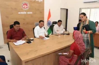 झाबुआ: झाबुआ में कलेक्टर ने जनसुनवाई आयोजित की, कई आवेदक पहुंचे