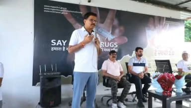 नशे से दूरी है जरूरी 2.0 अभियान का साइकिल रैली के साथ हुआ आगाज
पुलिस अधीक्षक श्री राजेश व्यास ने बताया कि नीमच पुलिस द्वारा 15 से 30 जुलाई तक संचालित "नशे से दूरी है ज़रूरी 2.0" अभियान का शुभारंभ आज साइकिल रैली के साथ किया गया है।
उन्होंने जिले के सभी नागरिकों, विशेषकर युवाओं, अभिभावकों, शिक्षण संस्थानों एवं सामाजिक संगठनों से आग्रह किया है कि इस जन-जागरूकता अभियान में सक्रिय सहभागिता निभाएँ।उन्होंने उपस्थित जनों को स्वयं भी नशे से दूर रहने और दूसरों को भी इसके दुष्प्रभावों के प्रति जागरूक करने के लिए प्रेरित किया।
"नशा छोड़ो, खेलों से जुड़ो" केवल एक संदेश नहीं, बल्कि स्वस्थ, सुरक्षित एवं समृद्ध समाज के निर्माण का संकल्प है।उन्होंने नागरिकों से आह्वान किया कि हम सब मिलकर नशामुक्त नीमच के निर्माण में अपना सक्रिय योगदान दें।
CM Madhya Pradesh
Jansampark Madhya Pradesh
Home Department of Madhya Pradesh
#Nashesedoorihaijaroori2.0
#Saynotodrugs
#NashaMuktBharat
#Neemuch
#नीमच