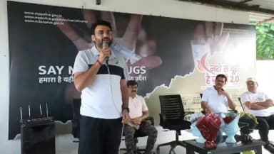 कलेक्टर श्री हिमांशु चंद्रा ने "नशे से दूरी है जरूरी 2.0" अभियान के शुभारंभ अवसर पर नशे से दूरी बनाने तथा पढ़ाई एवं खेल को अपनाने का दिया संदेश।
CM Madhya Pradesh
Jansampark Madhya Pradesh
Home Department of Madhya Pradesh
#Nashesedoorihaijaroori2.0
#Saynotodrugs
#NashaMuktBharat
#Neemuch
#नीमच