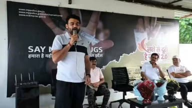 "नशे से दूरी है जरूरी 2.0" अभियान के शुभारंभ अवसर पर कलेक्टर श्री हिमांशु चंद्रा ने उपस्थित जनों को संबोधित करने के उपरांत सभी को नशामुक्ति की शपथ दिलाई। इसके पश्चात जनजागरूकता के उद्देश्य से शहर में साइकिल रैली का आयोजन किया गया।
CM Madhya Pradesh
Jansampark Madhya Pradesh
Home Department of Madhya Pradesh
#Nashesedoorihaijaroori2.0
#Saynotodrugs
#NashaMuktBharat
#Neemuch
#नीमच