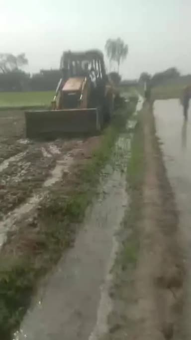 शिवराजपुर ब्लॉक कर गोरी अभयपुर में आबादी के बाहर भूमाफिया द्वारा चकरोड को पूरी तरीके से बंद कर दिया गया प्रशासन व तहसील